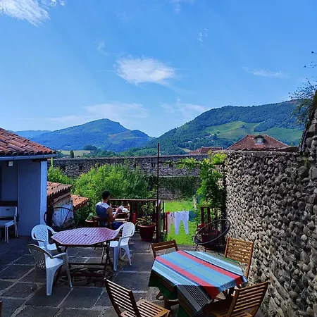 Hostel Du Pelerin De Charme En Pierre Avec Vue Sur Les Montagnes Saint-Jean-Pied-de-Port