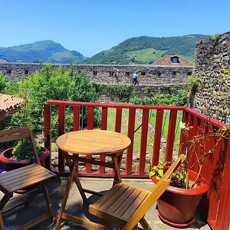 Hostel Du Pelerin De Charme En Pierre Avec Vue Sur Les Montagnes