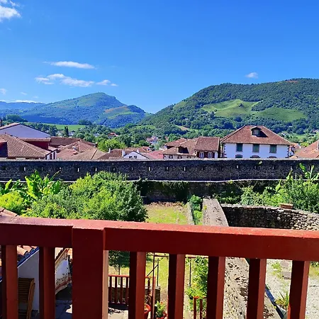 Du Pelerin De Charme En Pierre Avec Vue Sur Les Montagnes Hostel *