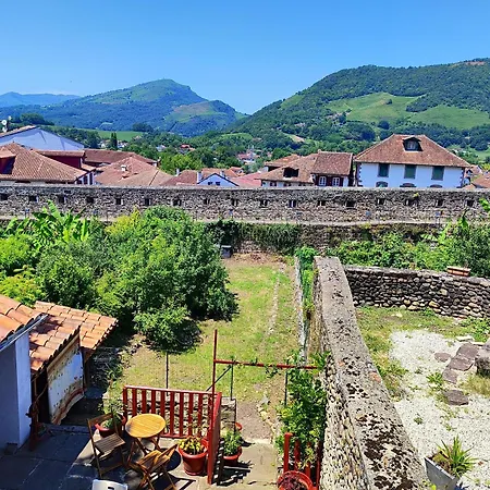 Hostel Du Pelerin De Charme En Pierre Avec Vue Sur Les Montagnes Saint-Jean-Pied-de-Port