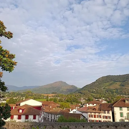 Du Pelerin De Charme En Pierre Avec Vue Sur Les Montagnes Hostel