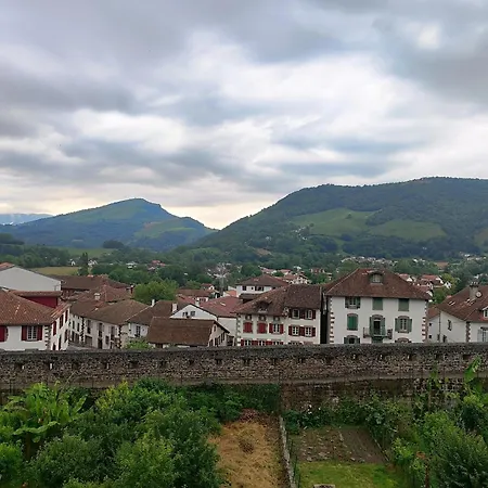 Hostel Du Pelerin De Charme En Pierre Avec Vue Sur Les Montagnes