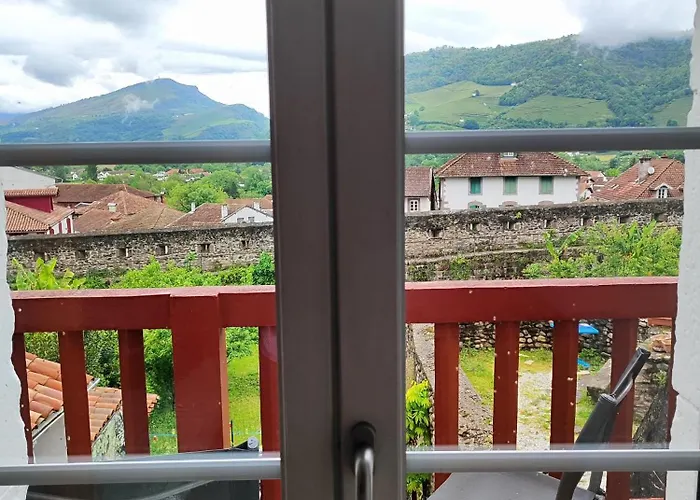 Hostel Du Pelerin De Charme En Pierre Avec Vue Sur Les Montagnes *
